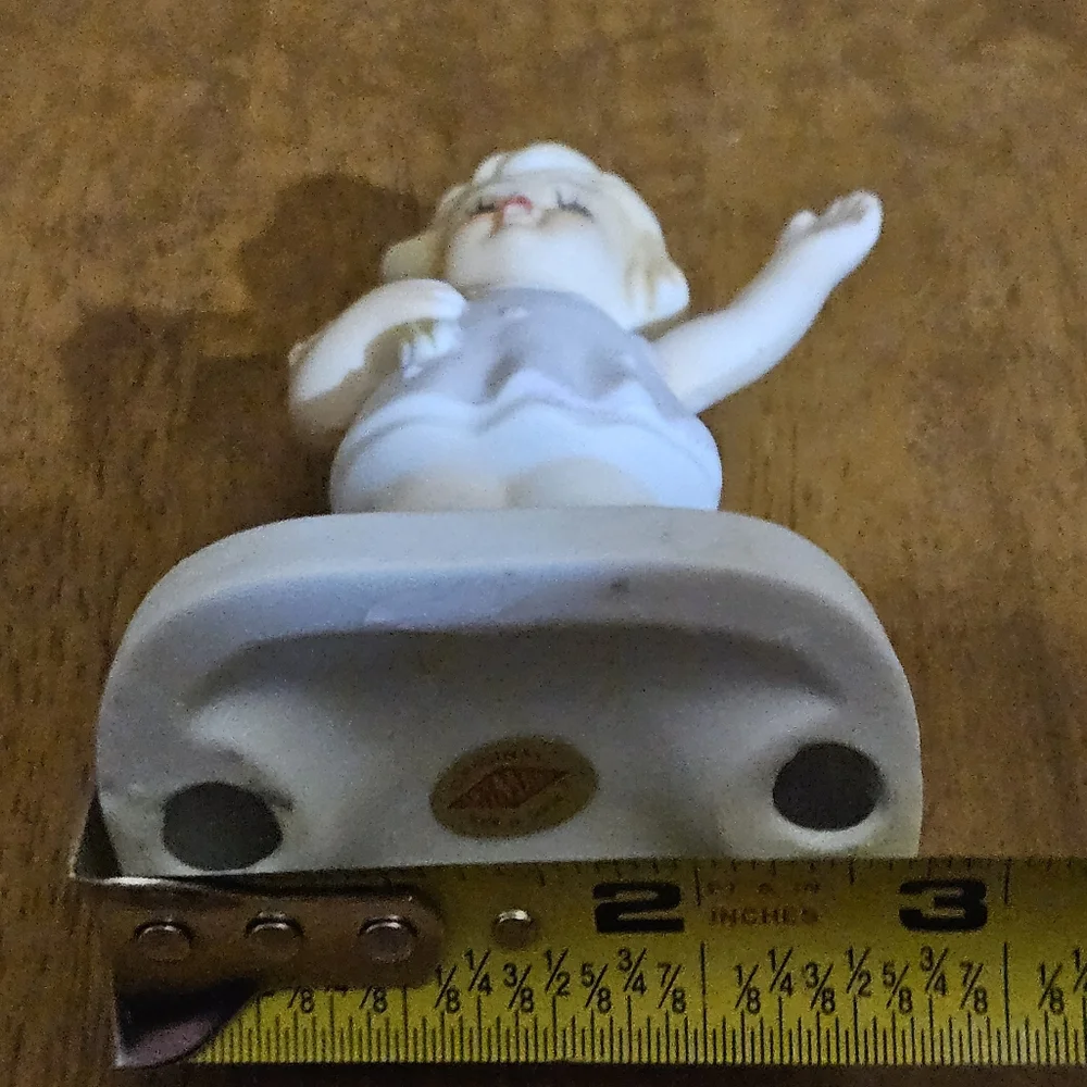 Rare Vintage Artmark Girl Holding Flowers and Waving Figurine